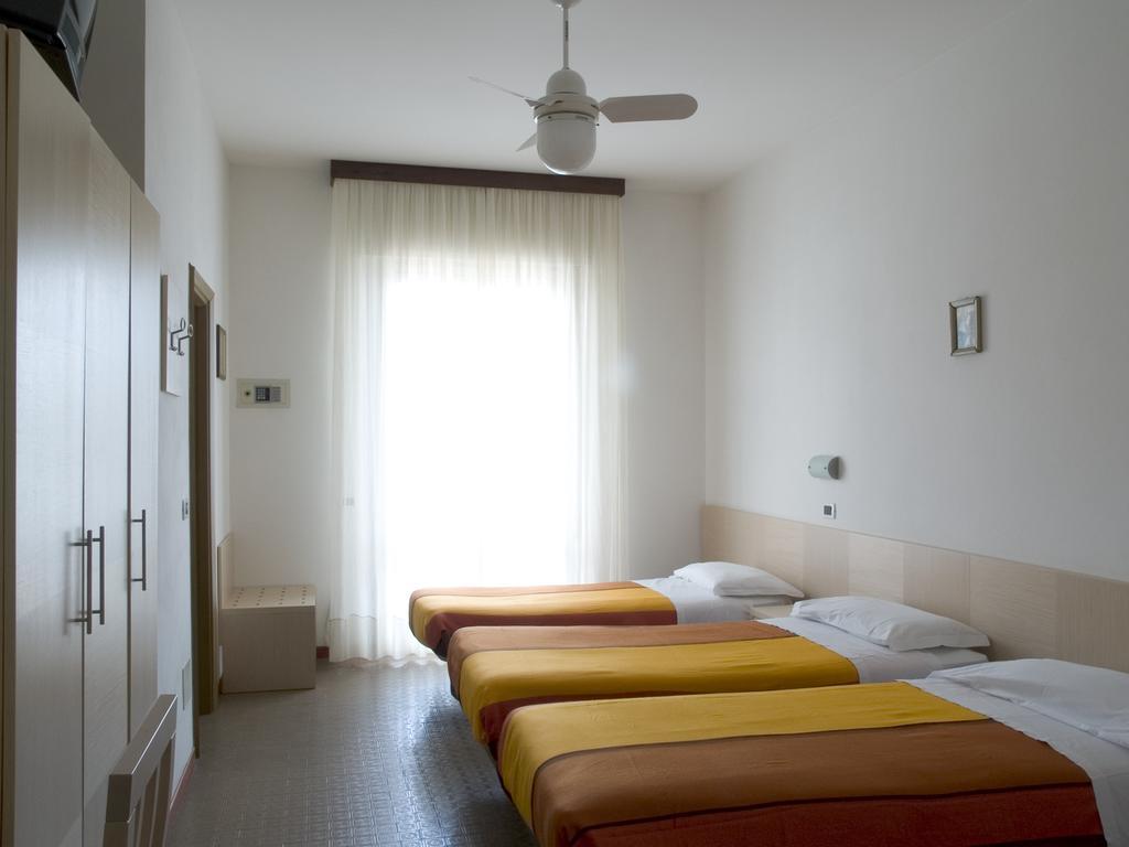 Hotel Dolores Cesenatico Habitación foto